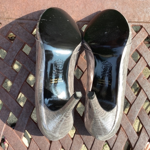 Aidrianna Papell Boutique Silver Metallic Satin Peep Toe Pump Heels Size 8.5 - Picture 10 of 10